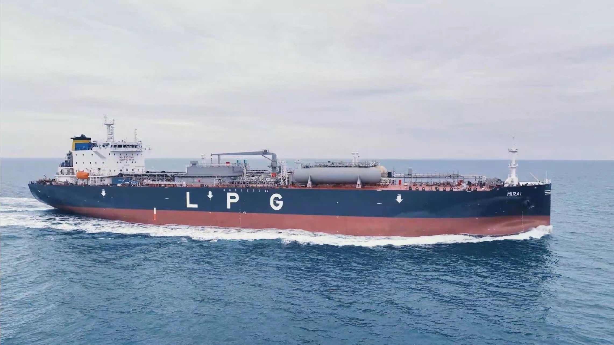 国内首艘4万立方米中型全冷式液化石油气船在沪交付.江南造船 供图