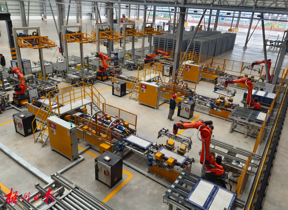 在简一广西生产基地智能仓储物流区,6台单臂机械臂来回运转对生产线上