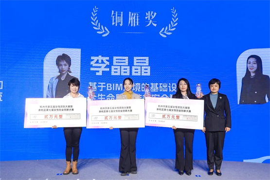 　　区政协副主席张瑾为铜雁奖获奖选手颁发奖杯和奖金。