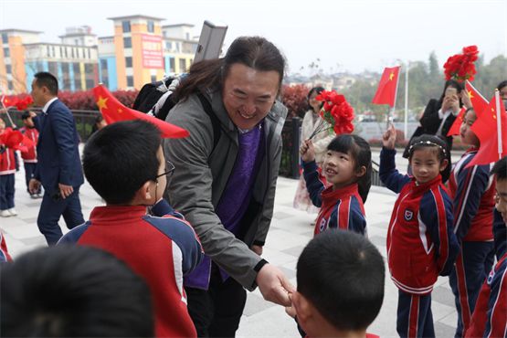 　　学生欢迎作家黑鹤老师来学校