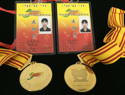　　韩晓东参加呼和浩特“金桥杯”运动会的获奖奖牌