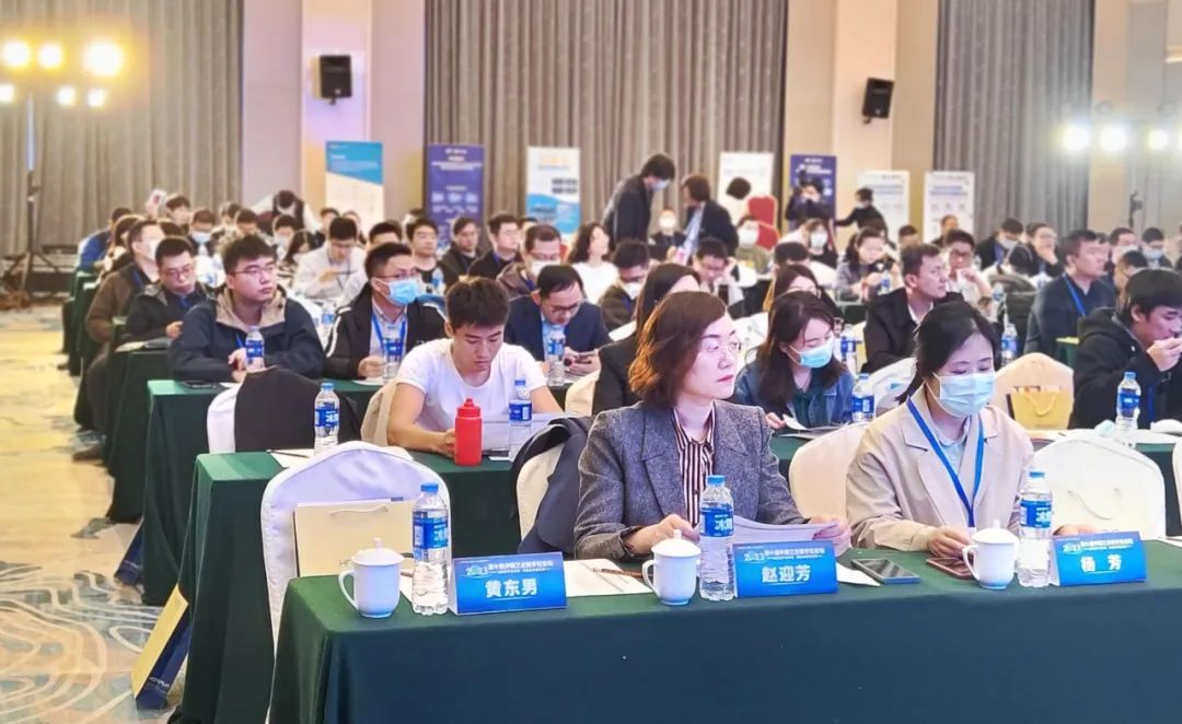 　　橙色云总经理赵迎芳出席会议