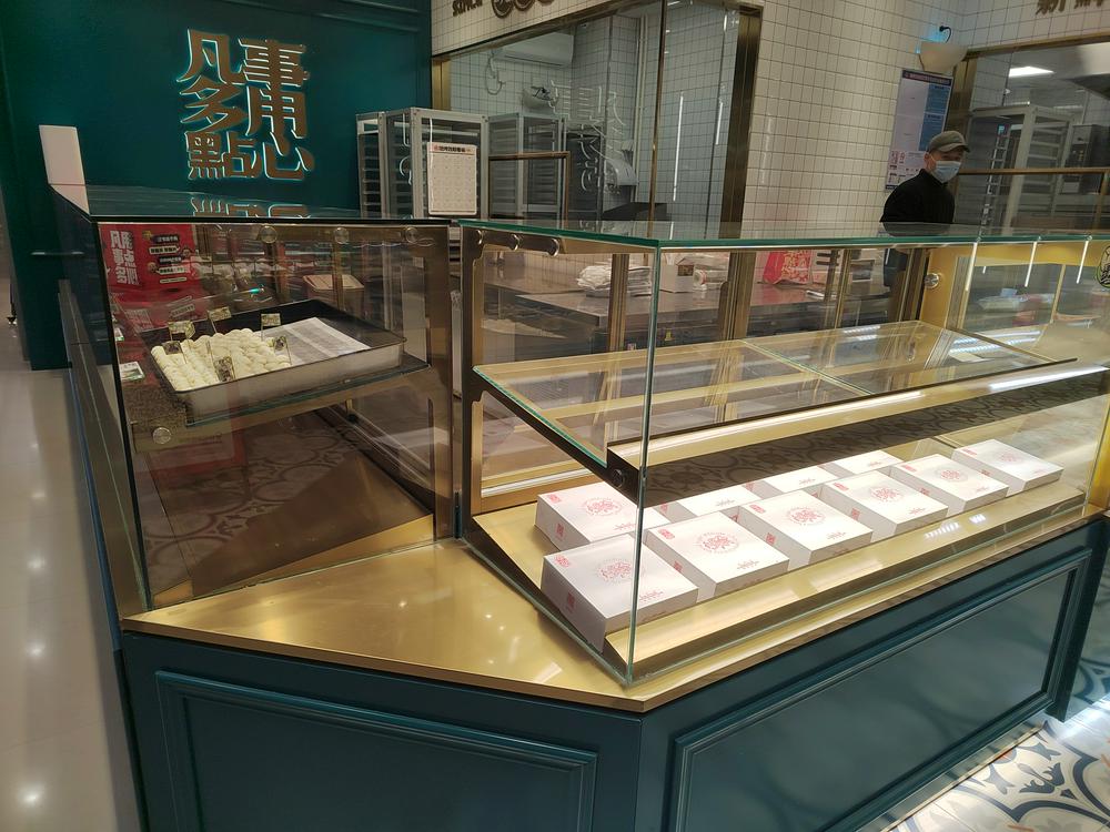 最后一天营业的亲橙里门店，货架空空如也