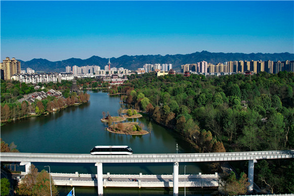 云巴穿梭在璧山秀湖公园上方.璧山区委宣传部供图