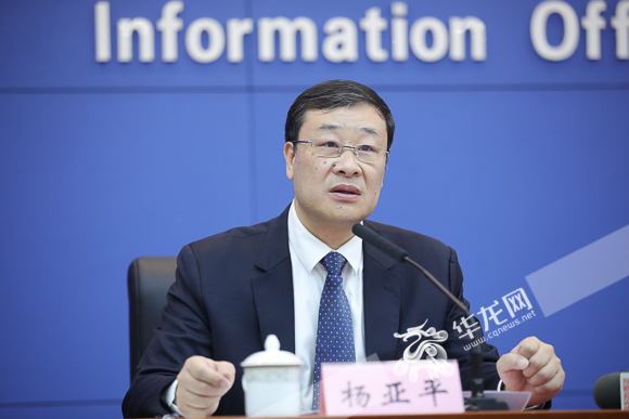 杨亚平回答记者提问.华龙网-新重庆客户端记者 李裕锟 摄