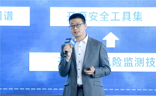 　　北京国家金融科技认证中心副总经理李振进行成果发布