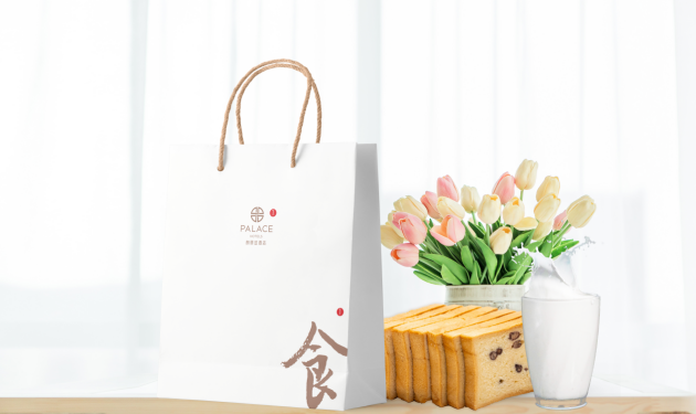 　　华灯初上，一杯奶，一份小食，在朗丽兹享受一个幸福满满满的夜晚