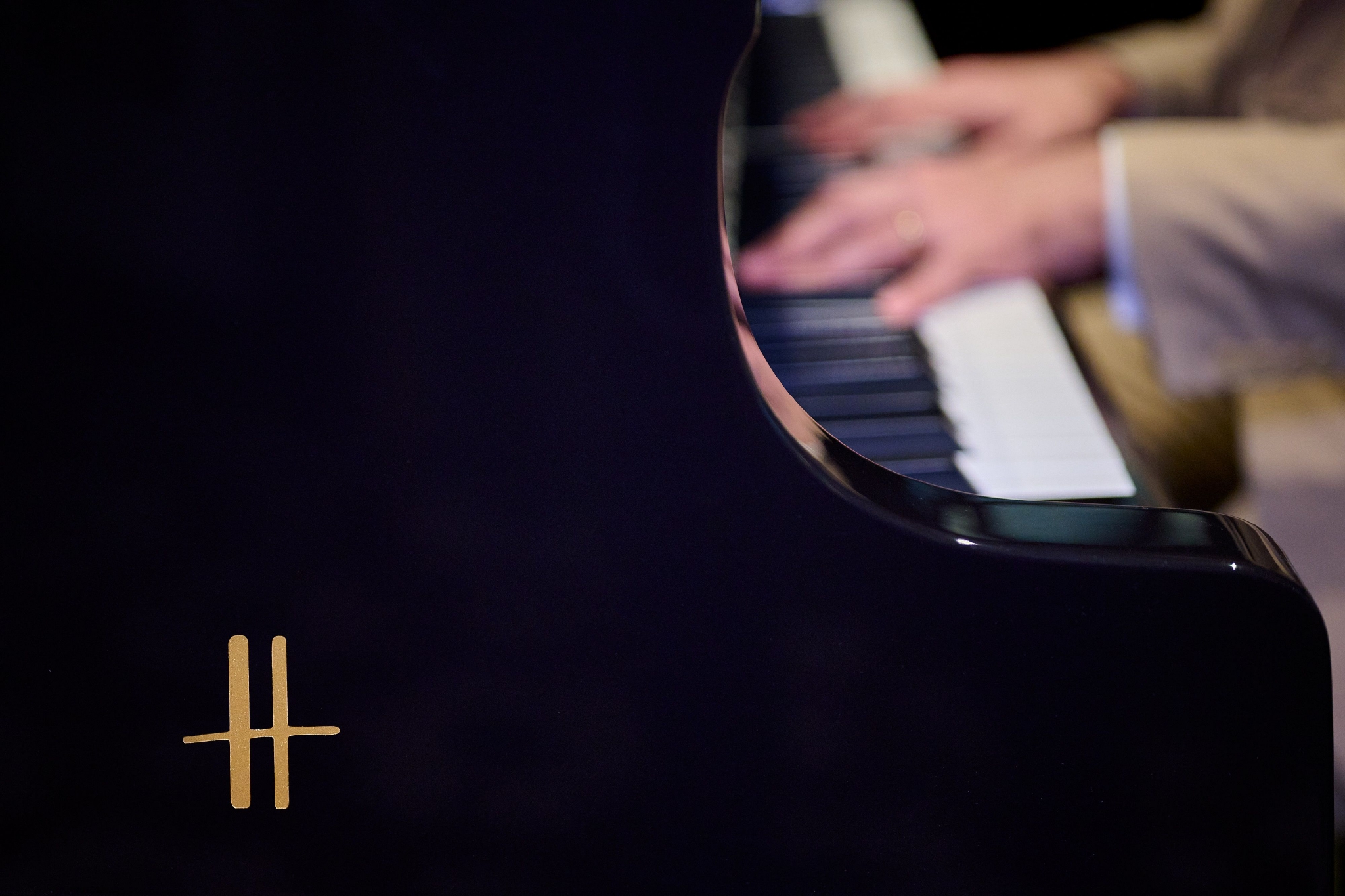 　　哈罗德标志性的钢琴呈现精彩演出