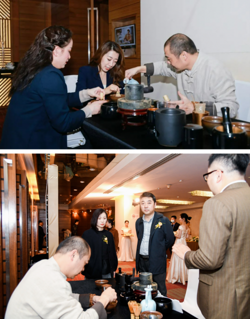 　　福建省非遗茶百戏传承人章志峰大师的弟子——周鹏飞先生(右一)为嘉宾表演点茶