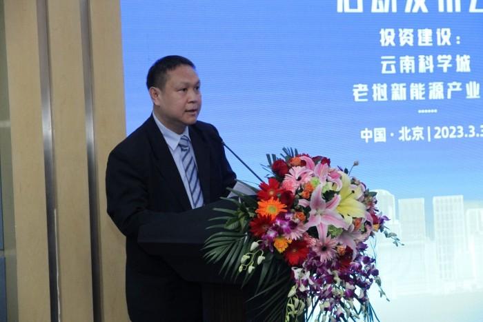 　　(图7001老挝驻华大使馆经济参赞宽赞·燕素提先生致辞)