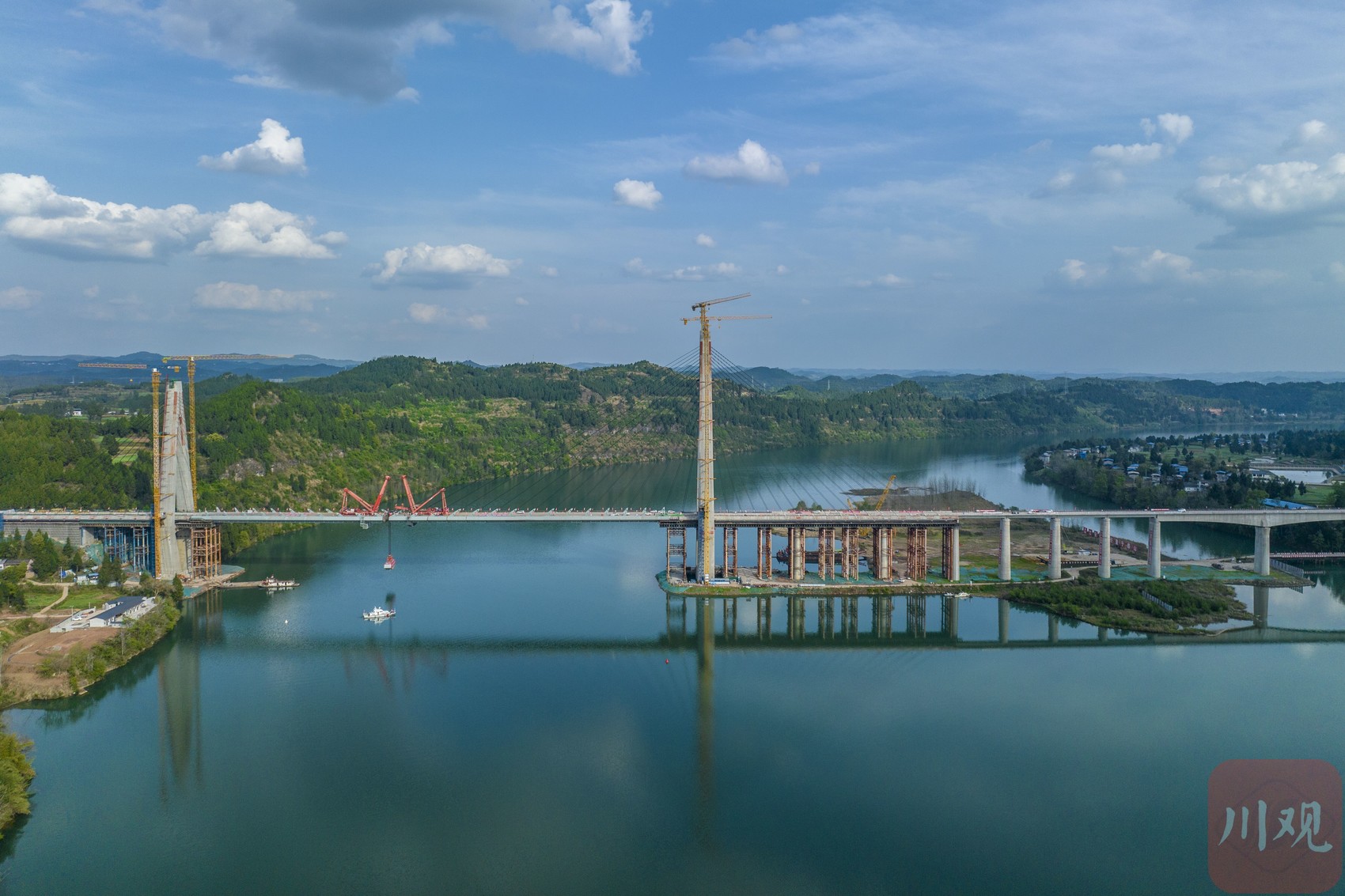 3月30日下午,汉巴南铁路控制性工程嘉陵江特大桥中跨最后一节段