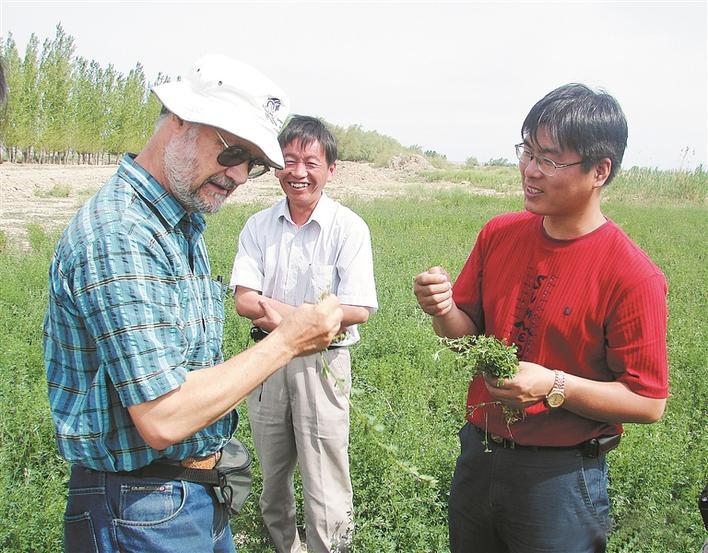 刘福元（右）与澳大利亚牧草专家交流（资料图片）。新疆农垦科学院 提供