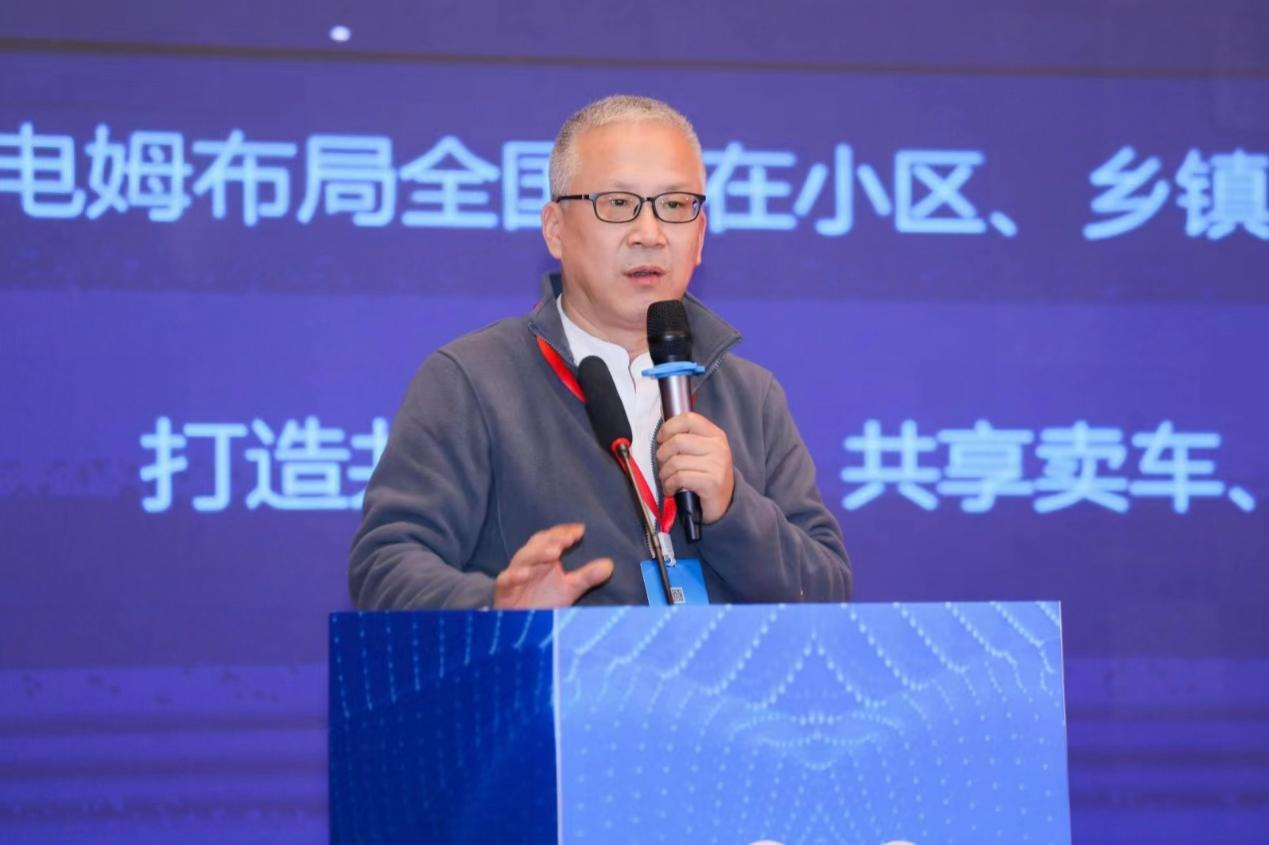 　　咔咔电姆CEO张波上台进行项目路演分享