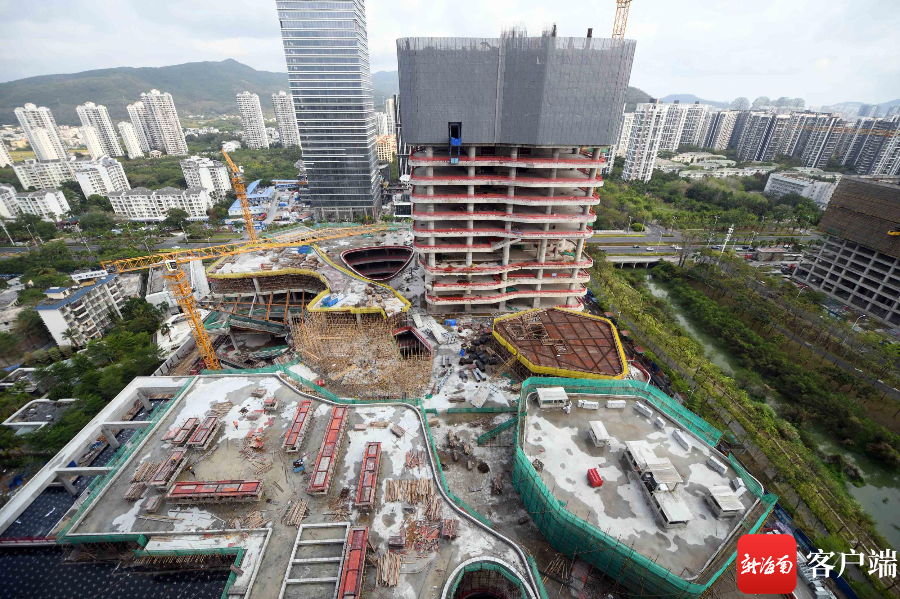 　　三亚大悦城综合体项目施工现场。记者 沙晓峰 摄