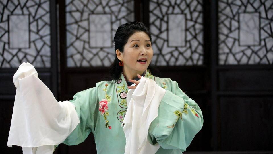 葛瑞莲老师在表演"扬剧从诞生到辉煌,都离不开大运河.