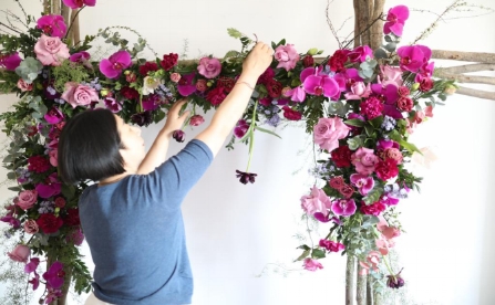 　　韩晓东在工作室制作婚庆花门