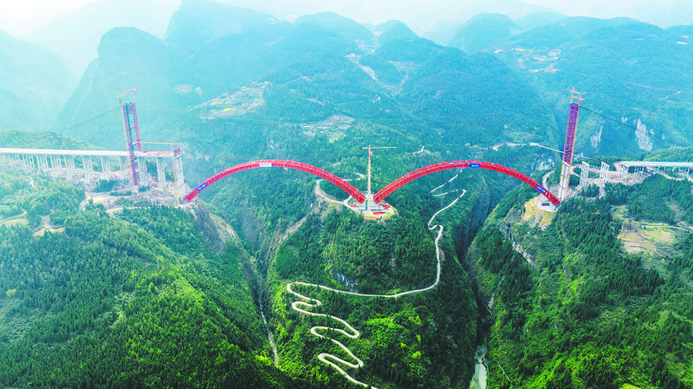 渝湘复线高速公路双堡特大桥合龙 重庆市交通局供图