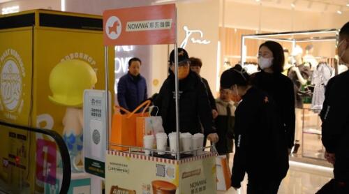 　　店员在门店附近做活动招揽新客