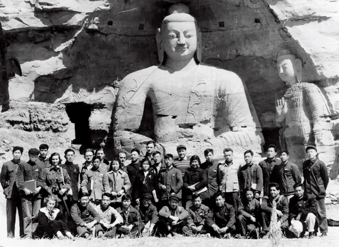 1955年，宿白（前排左五）和北京大学历史系考古专业1952级同学在云冈石窟实习。