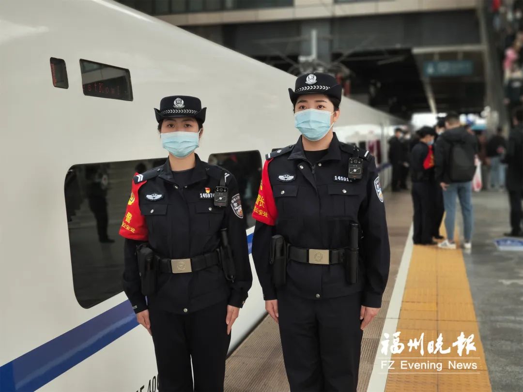 福港高铁女子乘警队的女警们正在值乘.