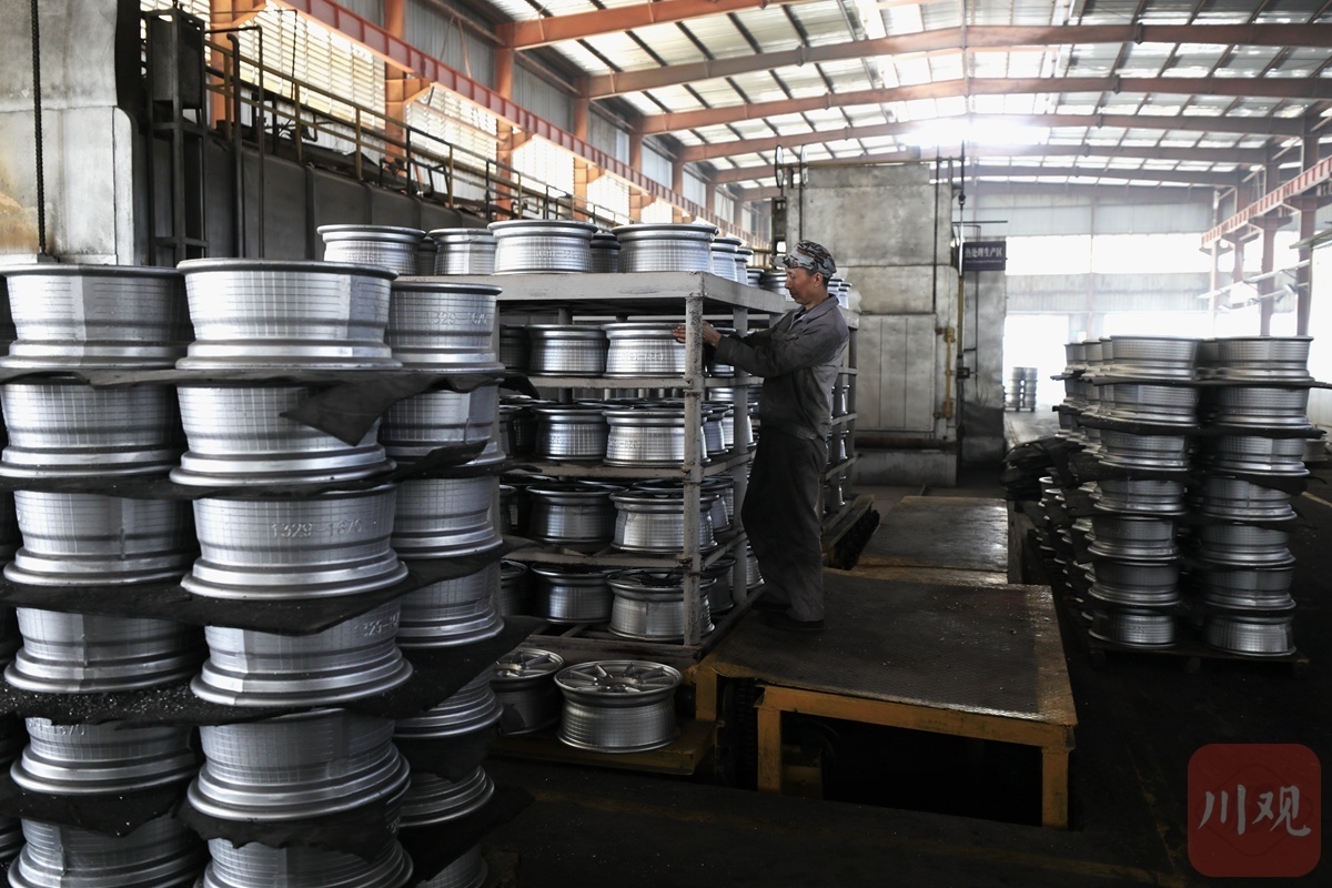 广元市安驭铝合金车轮有限公司轮毂生产车间.高志农/摄