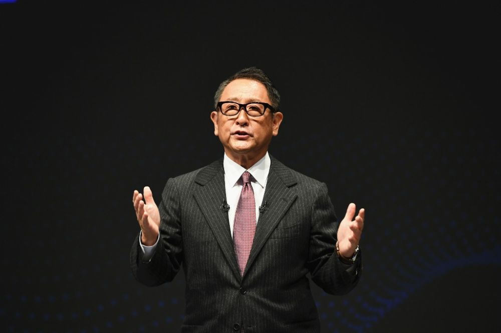 2018年10月4日，在日本东京，丰田公司董事长丰田章男在记者会上介绍双方合作愿景。新华社记者华义摄