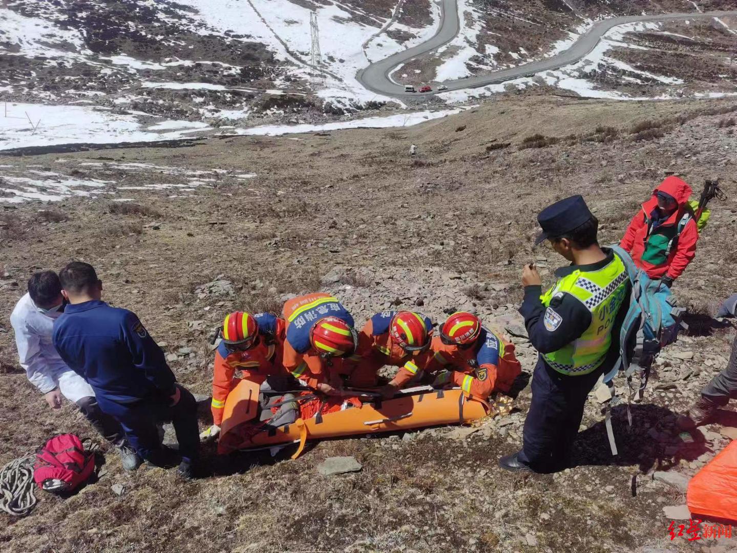 ↑救援人员在海拔4400多米雪山展开救援