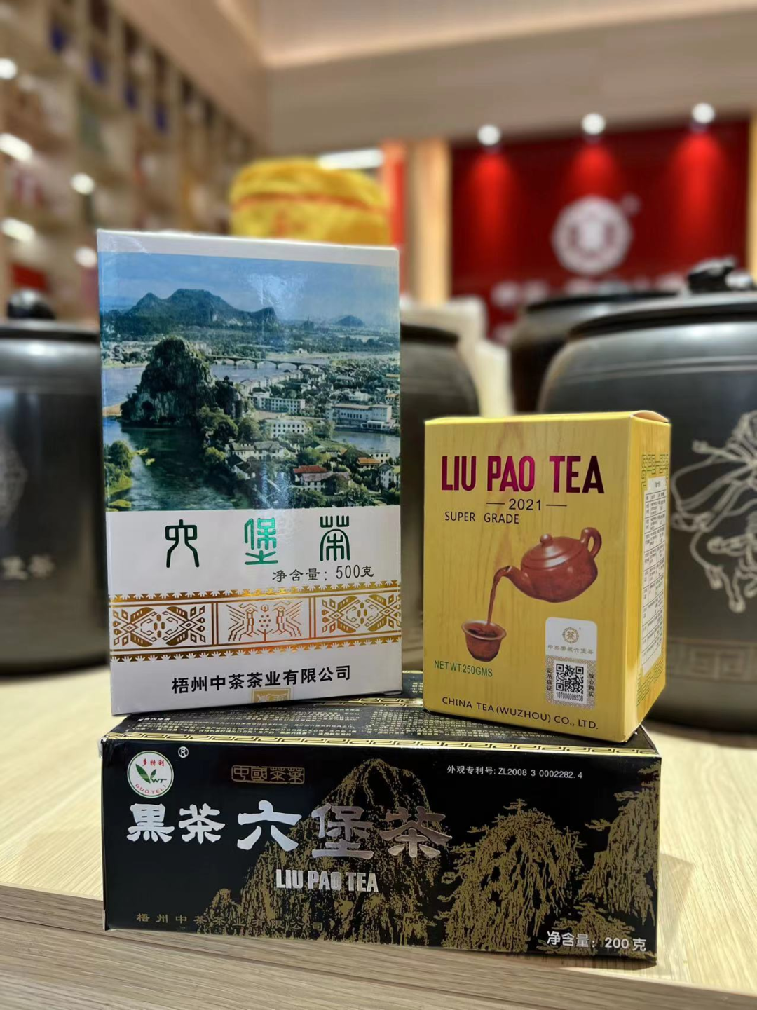 畅销海外的“黑盒、黄盒、山水盒”中茶六堡茶。蒋文婷 摄