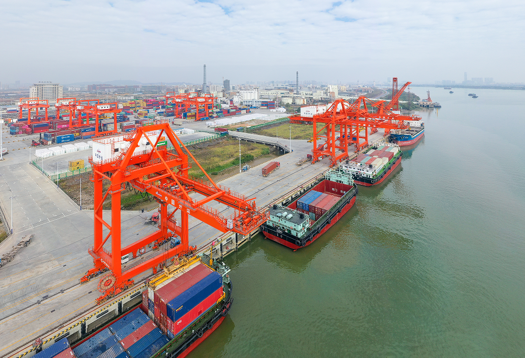 繁忙的江门高新港.郭永乐 摄