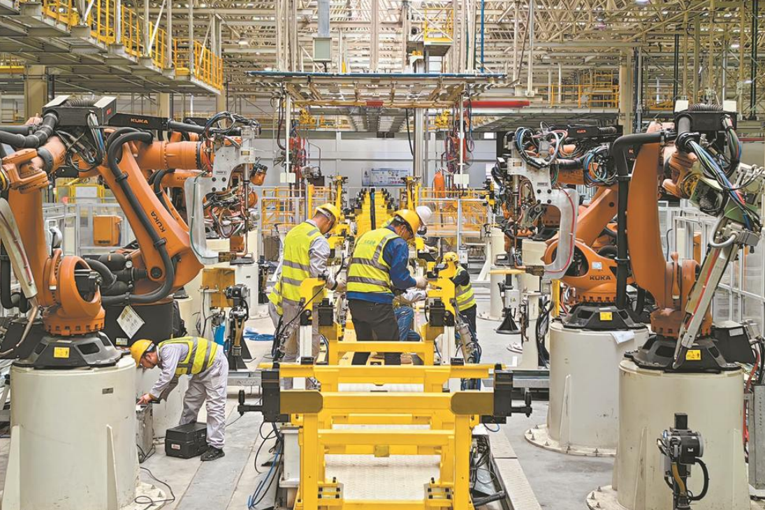 (工人在东风纳米生产线上忙碌.受访者/图)