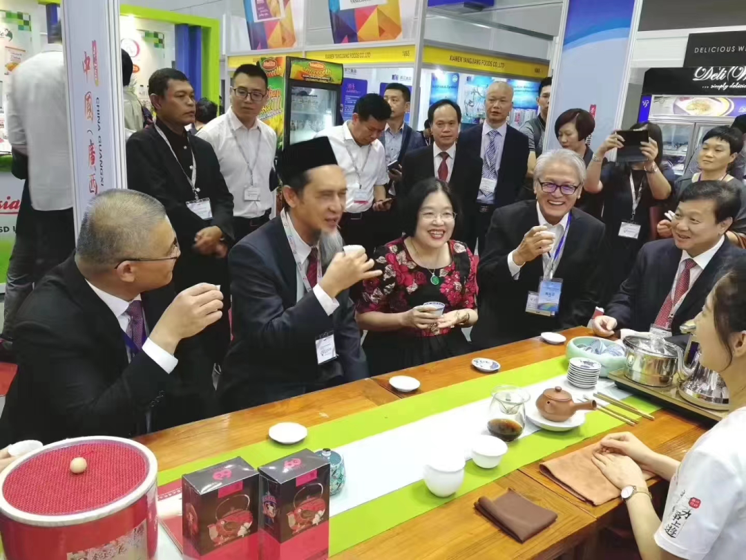 2019年，吴燕跟随广西经贸团到马来西亚推介梧州六堡茶。受访者供图