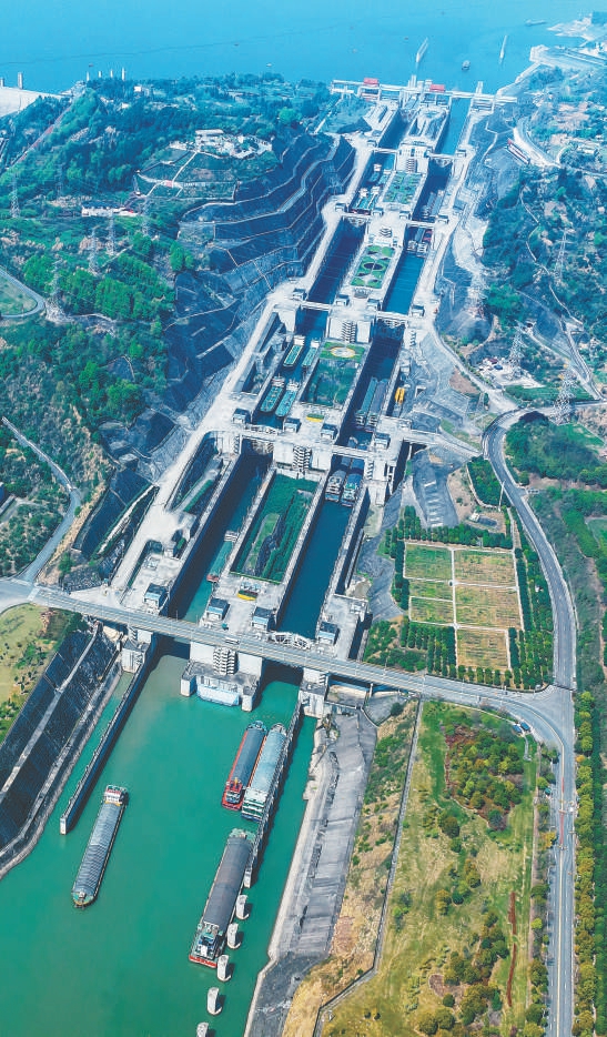 4月1日,船舶有序通过三峡双线五级船闸(无人机照片).