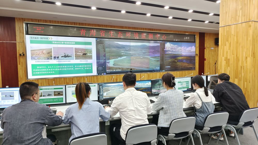3月31日，工作人员正在利用“生态之窗”远程网络视频观测系统观察黄河流域青海段生态情况。（受访者供图）