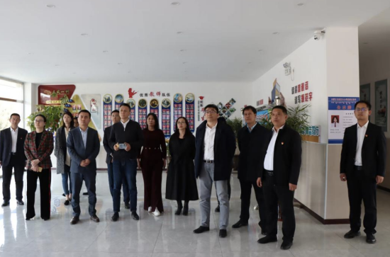 　　(金鑫一行参观土默特左旗第一职业中学)