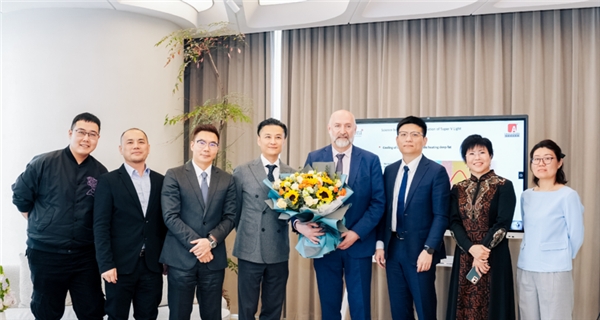 　　中外技术交流会嘉宾合影留念