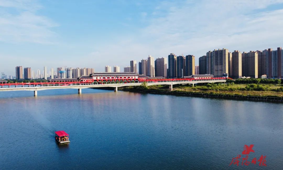 蓝天碧水下的古渡廊桥.