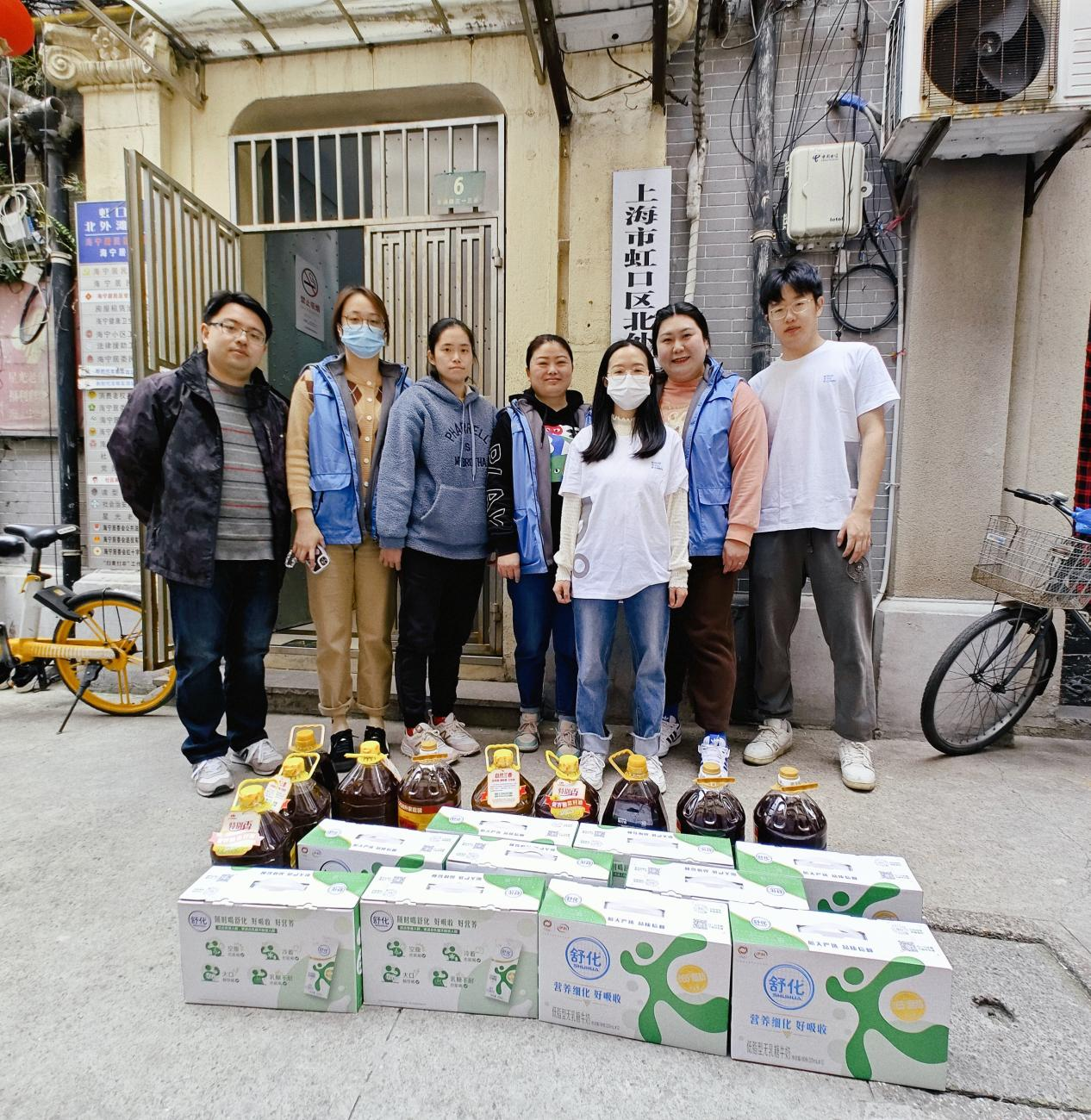 　　若羽臣爱心公益小队及海宁社区居委会工作人员