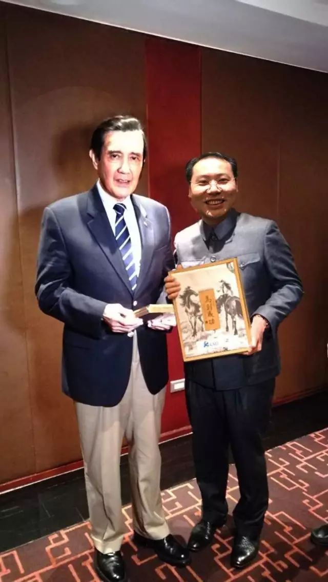 　　(姜岚昕先生赠送“马到成功“及“全球社会企业家生态论坛”光盘及微电影《山那边》)