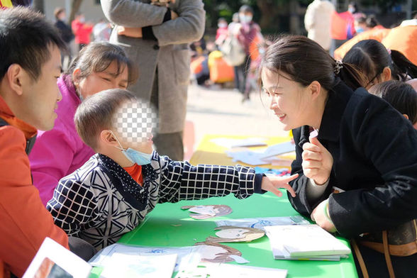 岭南师范学院特殊教育系副教授石梦良正在给孤独症家庭提供喘息服务。新华社记者郑天虹摄