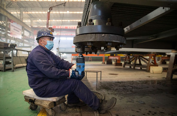 工人在哈空调生产车间内作业.记者 张涛 摄