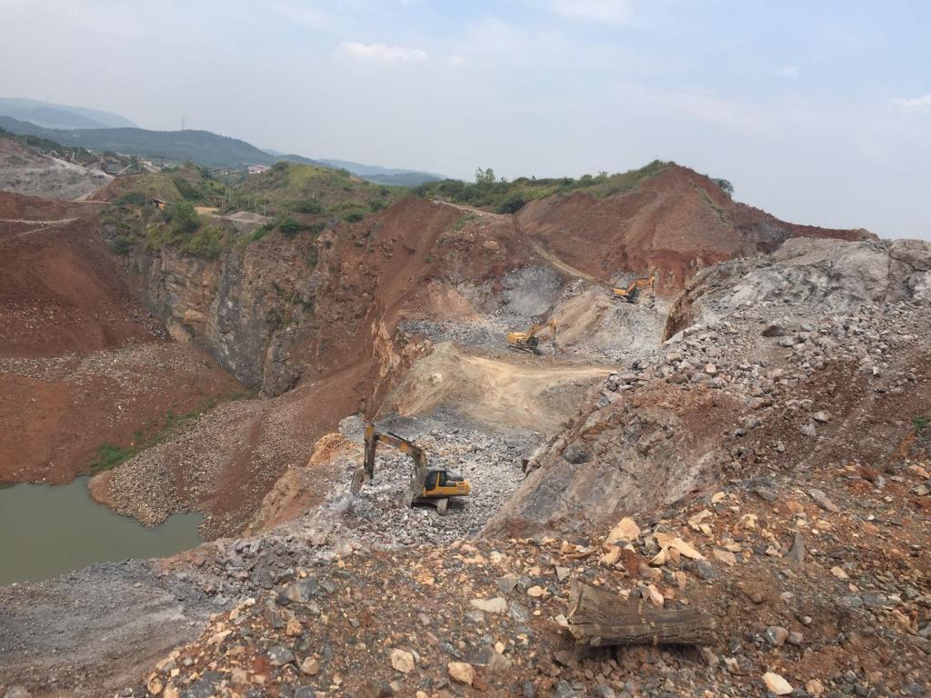 　　灵山治理前的景象。（资料图片）