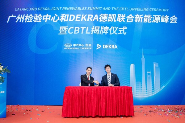 　　DEKRA德凯华南地区消费类产品测试副总裁池宏伟先生(左)和广州检验中心副总经理王旭先生(右)签署战略合作协议
