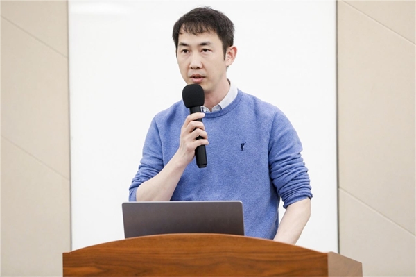 　　开放原子开源基金会业务发展部部长朱其罡致辞