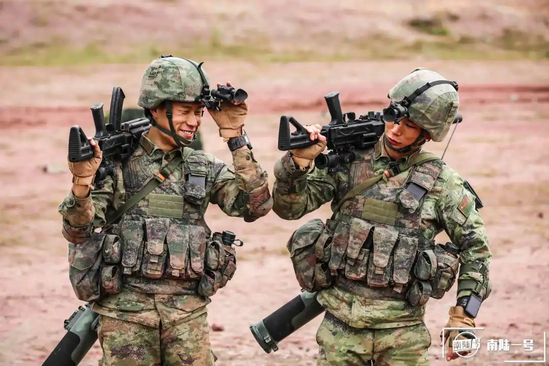 图片说明:全套单兵作战系统 新班机 央视军事图