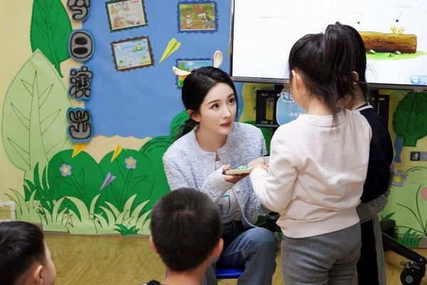 　　壹基金海洋天堂计划爱心大使、演员杨幂探访孤独症儿童