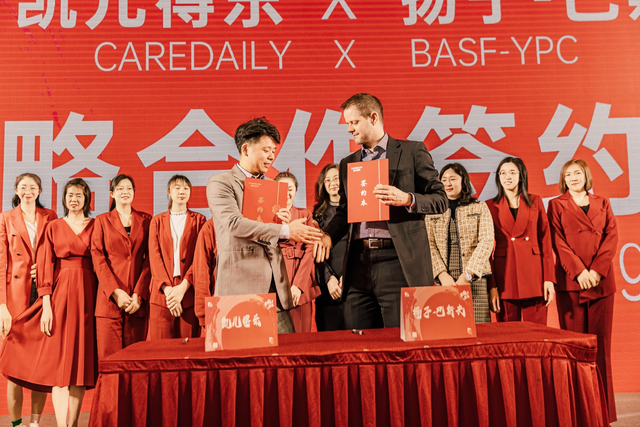 　　凯儿得乐副总裁陈东飞与巴斯夫产品高管贺凯腾签约合影