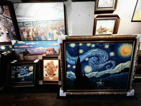 赵小勇画室内.郑子愚摄