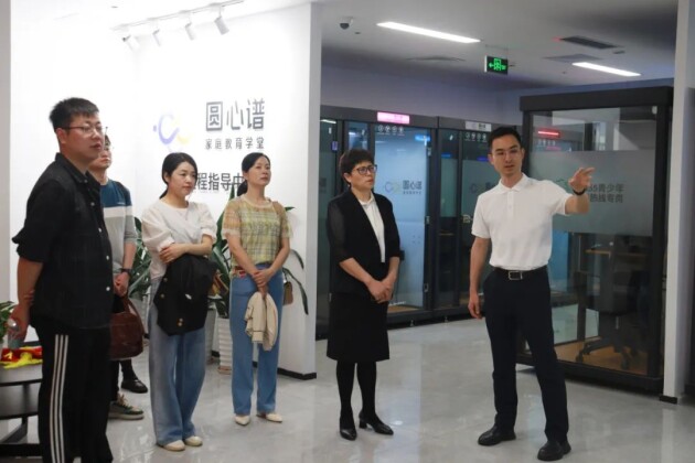 　　△黄山市徽州区领导一行参观圆心谱