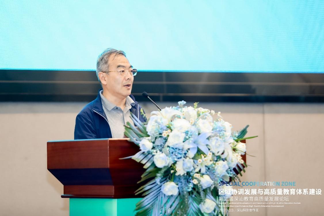 　　中国教育学会常务副会长杨念鲁致辞