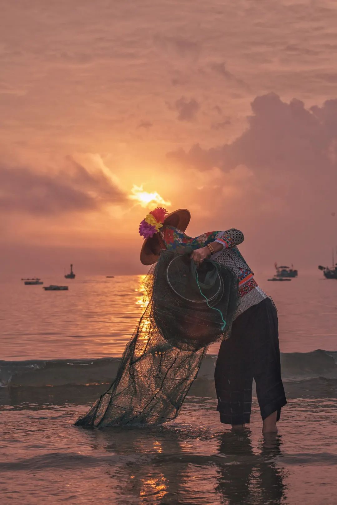 惠安女日出捕鱼(图源:视觉中国)